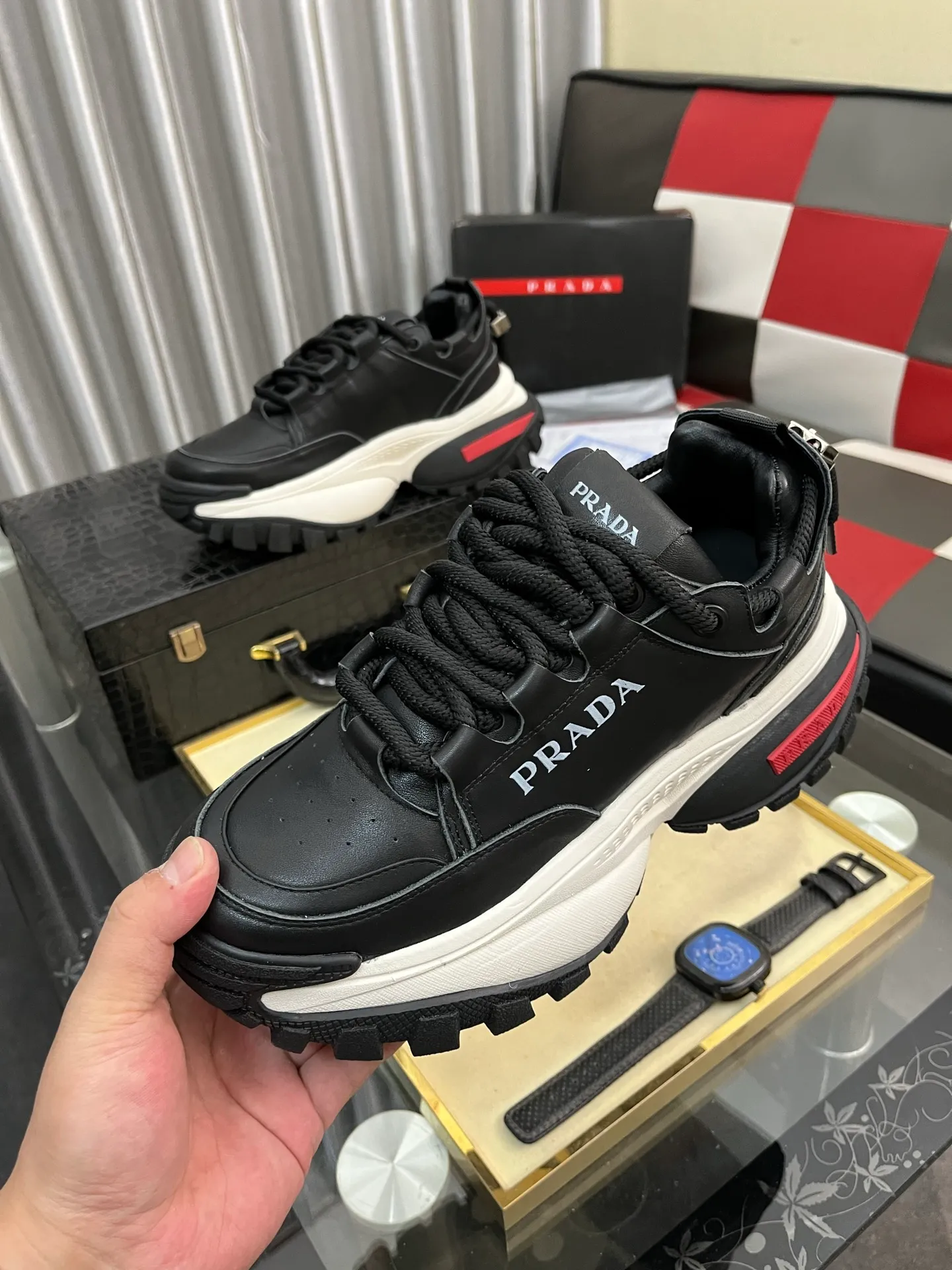 Men's shoes 💰: 800⌚️⌚️🔝High version The new PRADA (Prada) counters are launched simultaneously. The new men's shoes and 😘fabric are selected from first-layer cowhide and are made by pure handicrafts. Lining: Full cowhide lining. 👍🏿 High-end ☄️ air-cushion molded anti-slip rubber outsole, exquisite lines, simple and elegant, comfortable and high-end for leisure travel. Code number: 38 to 443️⃣Colors available